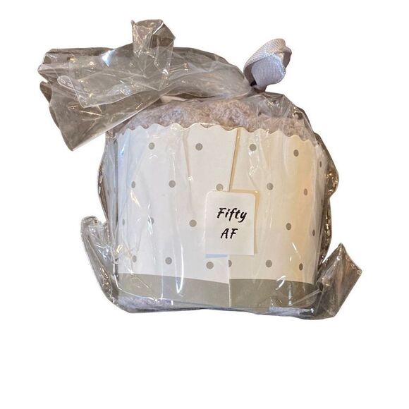 50th Birthday Gift Box - This Queen Makes 50 Look Fabulous NEW - Picture 3 of 7